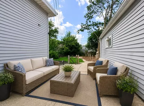 Exterior - 416 N Main St, Mount Prospect, IL 60056 photo 2 of 4