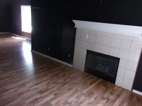 Living - 810 W Mill St, Bloomington, IL 61701 photo 1 of 4