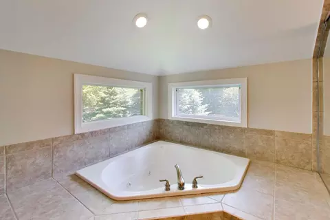 Bath - 1111 Compass Ct, Naperville, IL 60540 photo 3 of 5