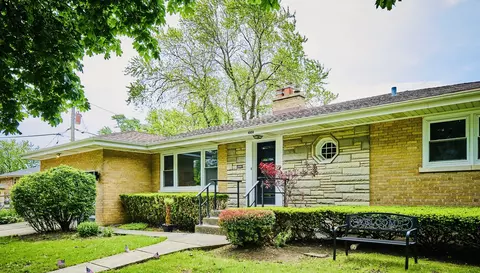 4555 Cleveland St, Skokie, IL 60076