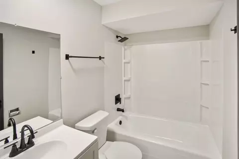 Bath - 3451 Ithaca Rd, Olympia Fields, IL 60461 photo 3 of 3