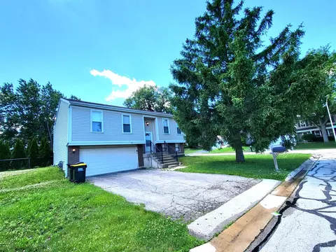682 N Oswego Dr, Carol Stream, IL 60188
