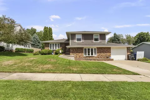 4725 Davis St, Bettendorf, IA 52722