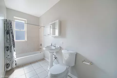 Bath - 2511 E 76th St #3, Chicago, IL 60649 photo 1 of 1