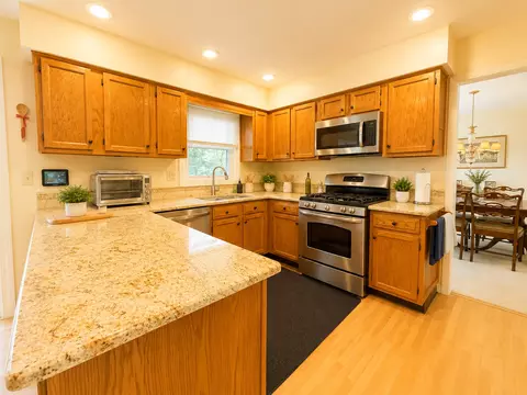 Kitchen - 697 Kristy Ln, Wheeling, IL 60090 photo 3 of 4