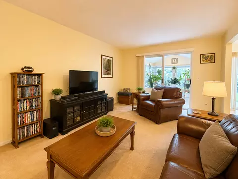 Living - 697 Kristy Ln, Wheeling, IL 60090 photo 4 of 4