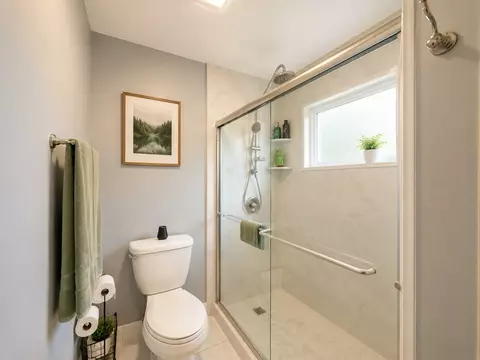 Bath - 697 Kristy Ln, Wheeling, IL 60090 photo 2 of 4