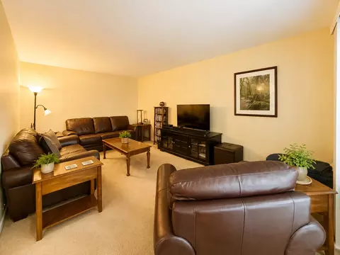 Living - 697 Kristy Ln, Wheeling, IL 60090 photo 3 of 4