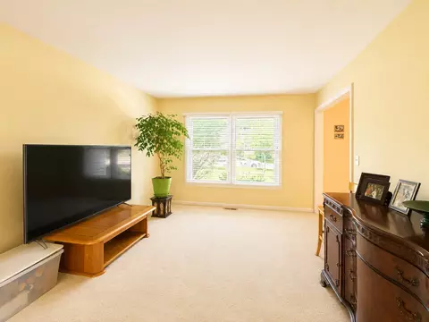 Living - 697 Kristy Ln, Wheeling, IL 60090 photo 2 of 4
