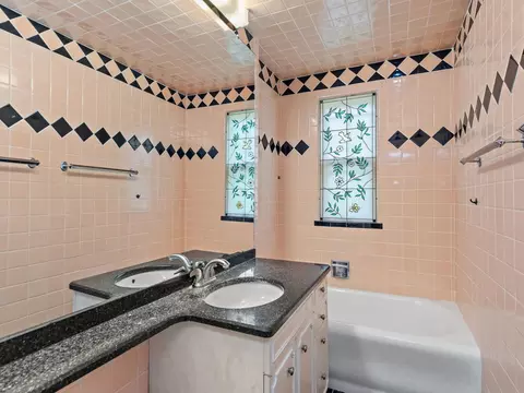 Bath - 1301 Tower Ln, Cary, IL 60013 photo 1 of 4
