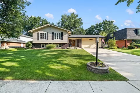 18 W076 71st St, Darien, IL 60561