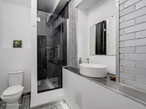 Bath - 40 E 9th St #1406C, Chicago, IL 60605 photo 2 of 4