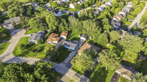 View/Area - 419 Deerpath Dr, Lindenhurst, IL 60046 photo 2 of 2
