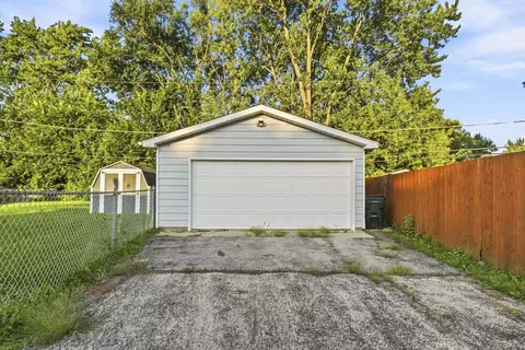 Exterior - 419 Deerpath Dr, Lindenhurst, IL 60046 photo 6 of 7