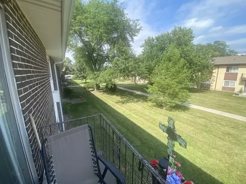 Exterior - 9581 Dee Rd #2L, Des Plaines, IL 60016 photo 6 of 7