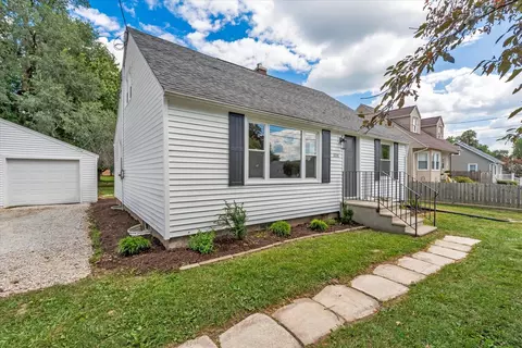 Exterior - 3230 40th St, Moline, IL 61265 photo 4 of 11
