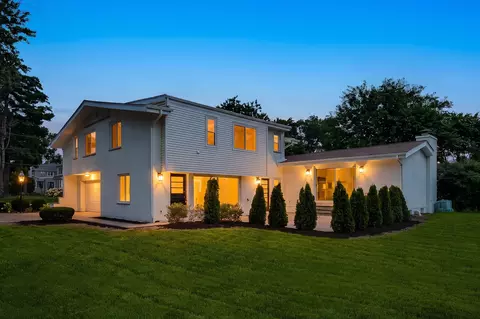 Exterior - 1106 N Path Dr, Wheaton, IL 60187 photo 5 of 8