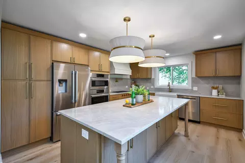 Kitchen - 1106 N Path Dr, Wheaton, IL 60187 photo 2 of 9
