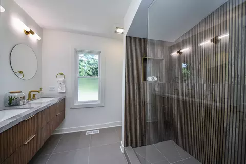 Bath - 1106 N Path Dr, Wheaton, IL 60187 photo 3 of 6