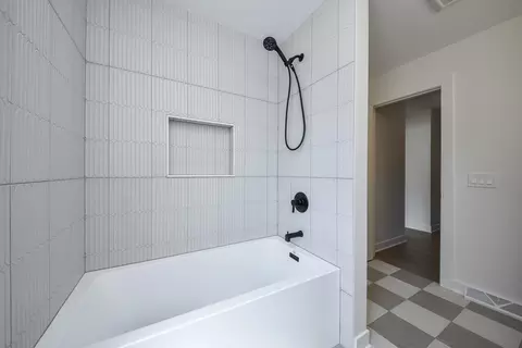 Bath - 1106 N Path Dr, Wheaton, IL 60187 photo 5 of 6
