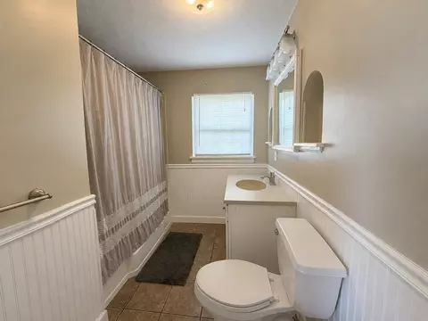 Bath - 320 Anderson St, Centralia, IL 62801 photo 1 of 1