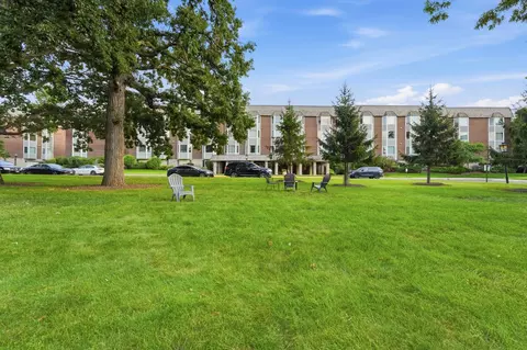 2500 Windsor Mall #2D, Park Ridge, IL 60068