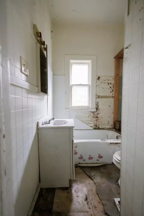 Bath - 643 S Myrtle Ave, Kankakee, IL 60901 photo 1 of 2