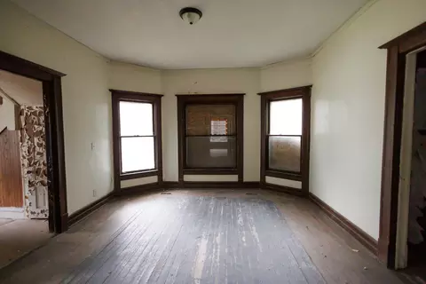 Living - 643 S Myrtle Ave, Kankakee, IL 60901 photo 3 of 7