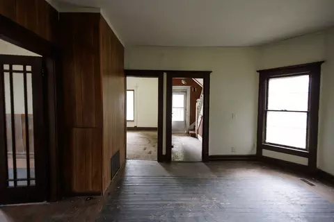 Living - 643 S Myrtle Ave, Kankakee, IL 60901 photo 5 of 7