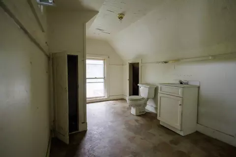 Bath - 643 S Myrtle Ave, Kankakee, IL 60901 photo 2 of 2