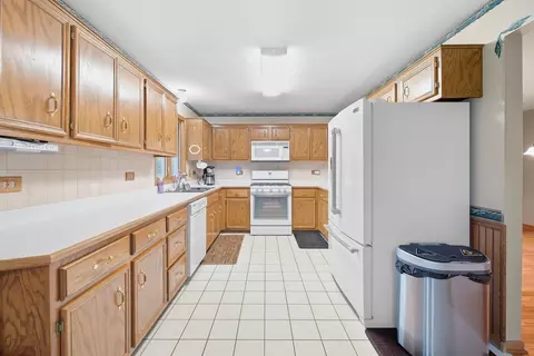 Kitchen - 11630 Parkside Ln, Mokena, IL 60448 photo 2 of 2