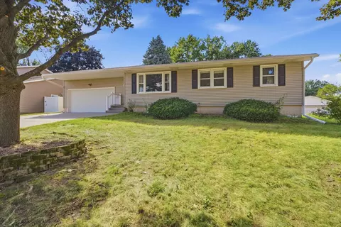 4702 Sheridan St, Davenport, IA 52806