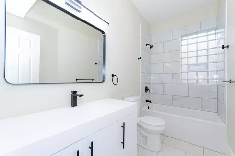 Bath - 5723 S Green St, Chicago, IL 60621 photo 2 of 2