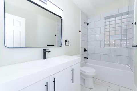 Bath - 5723 S Green St, Chicago, IL 60621 photo 1 of 2