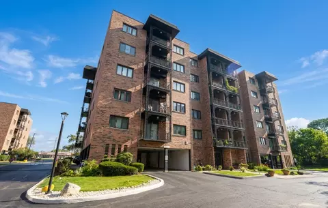 9332 Landings Ln #502, Des Plaines, IL 60016