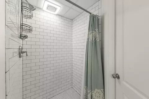 Bath - 1725 Maple Leaf Ct, Wheaton, IL 60187 photo 5 of 5