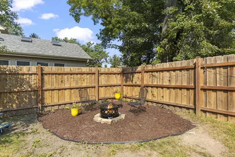 Exterior - 1725 Maple Leaf Ct, Wheaton, IL 60187 photo 7 of 10