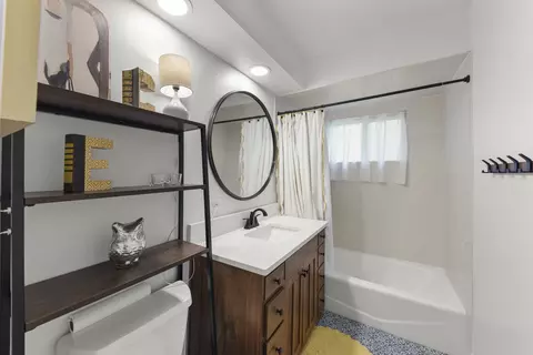 Bath - 1725 Maple Leaf Ct, Wheaton, IL 60187 photo 3 of 5