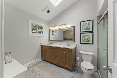Bath - 1725 Maple Leaf Ct, Wheaton, IL 60187 photo 2 of 5