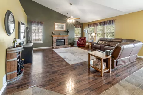 Living - 3 Walbridge Ct, Algonquin, IL 60102 photo 4 of 5