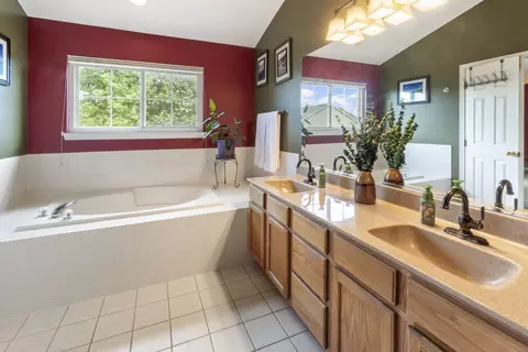 Bath - 3 Walbridge Ct, Algonquin, IL 60102 photo 2 of 5