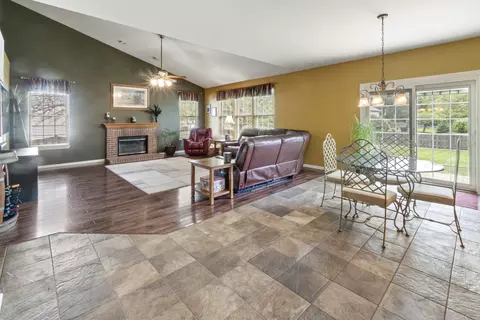 Living - 3 Walbridge Ct, Algonquin, IL 60102 photo 3 of 5