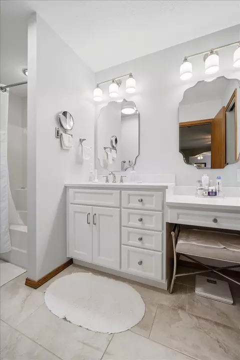 Bath - 125 Manor Cir, Bloomington, IL 61704 photo 1 of 4