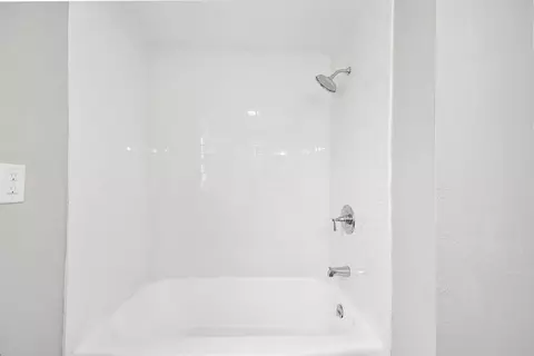 Bath - 255 N Hunter Ave, Kankakee, IL 60901 photo 2 of 2