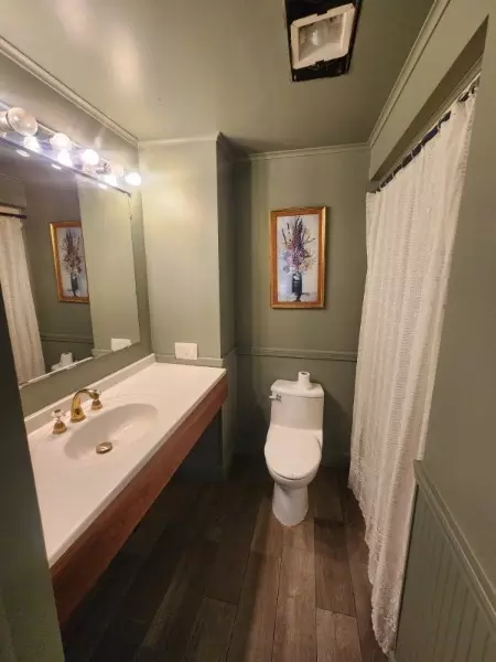 Bath - 318 E 1st St, Mount Carmel, IL 62863 photo 1 of 3