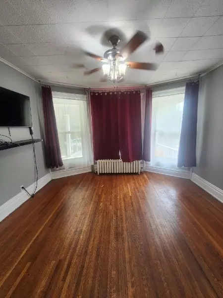 Living - 318 E 1st St, Mount Carmel, IL 62863 photo 2 of 4