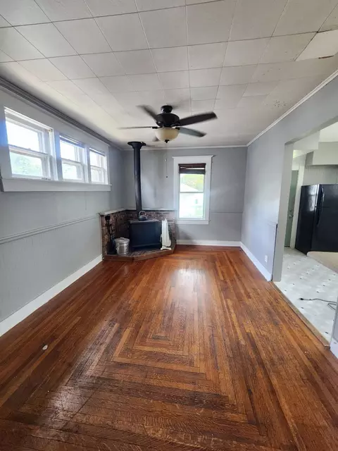 Living - 318 E 1st St, Mount Carmel, IL 62863 photo 3 of 4