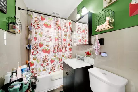 Bath - 4208 S Artesian Ave, Chicago, IL 60632 photo 1 of 2