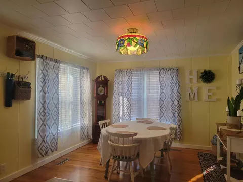 Dining - 206 Freeman St, Anna, IL 62906 photo 2 of 2