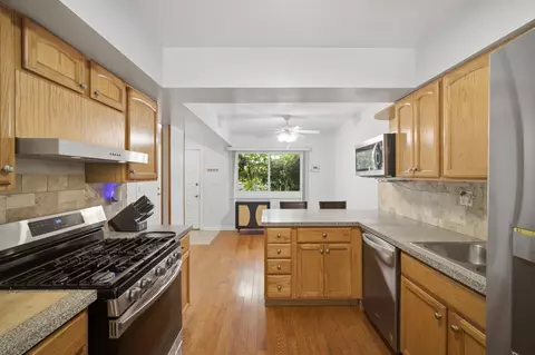 Kitchen - 411 Hickory Dr #411, Wheeling, IL 60090 photo 2 of 2